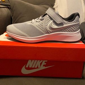 Star Runner 2.0 gray with Velcro size 3Y never used - Brand New.
